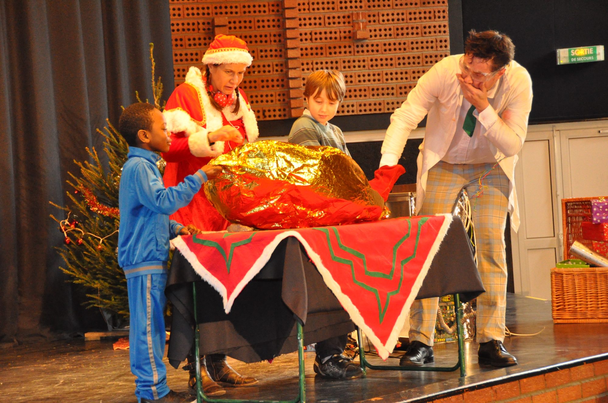 spectacle enfant de Noël expériences scientifiques cehz le Père Noël ludique, pédagogique, interactif et humoristique